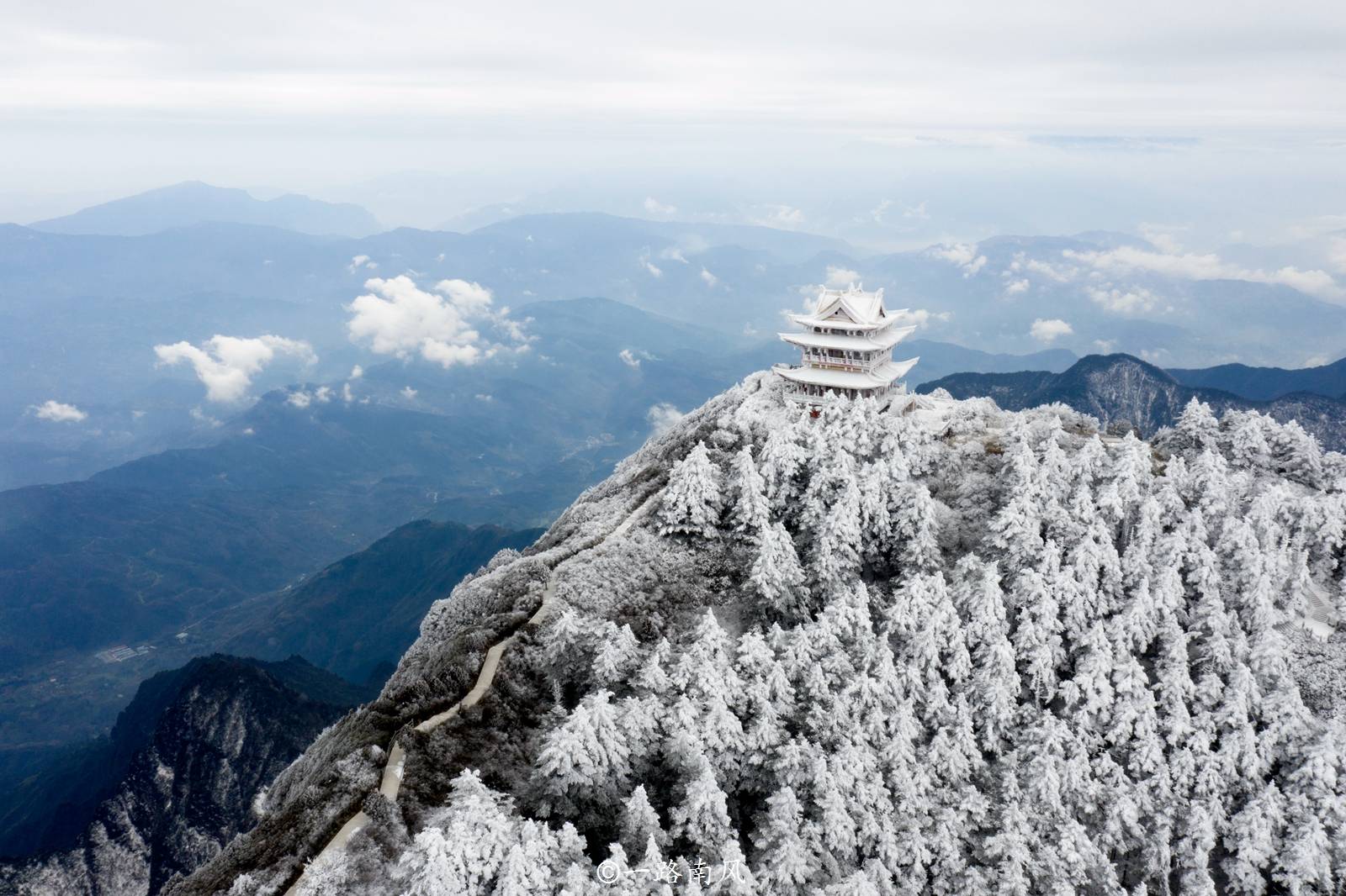 峨眉山最高峰图片