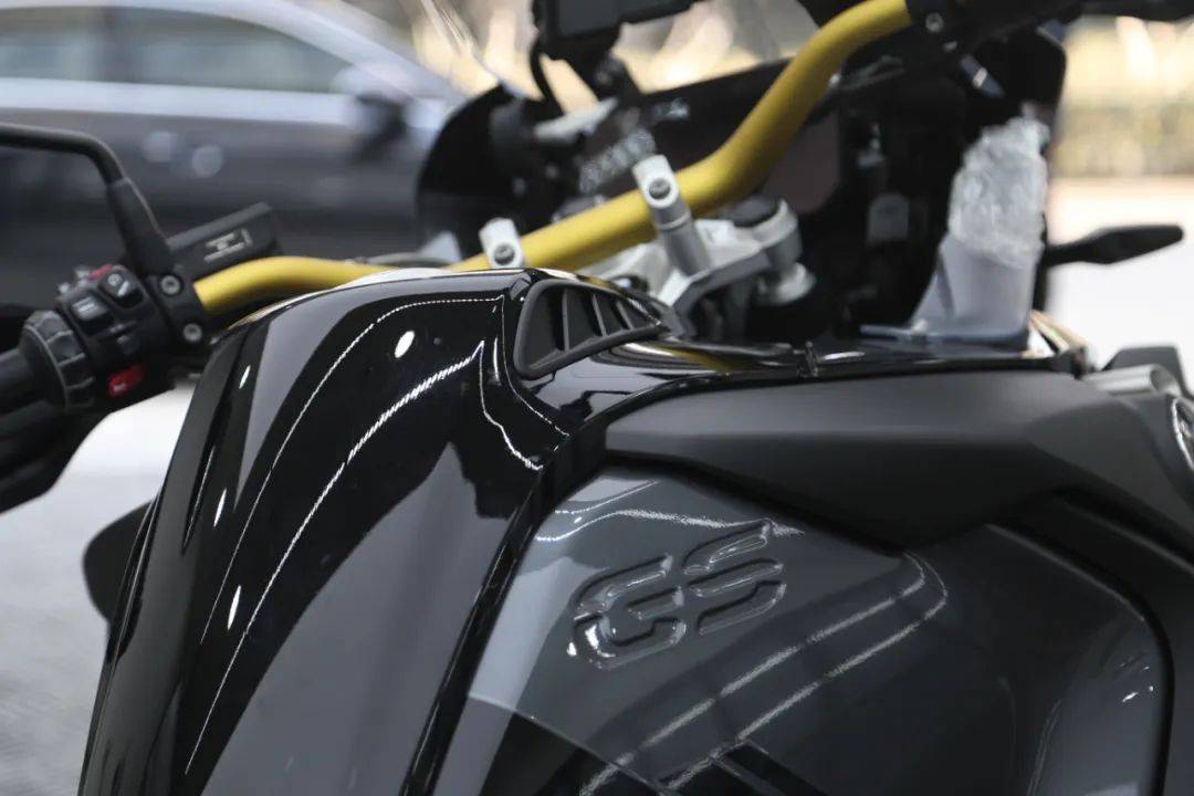 两台宝马经典摩托车全车装贴xpel隐形车衣透明保护膜_搜狐汽车_搜狐网