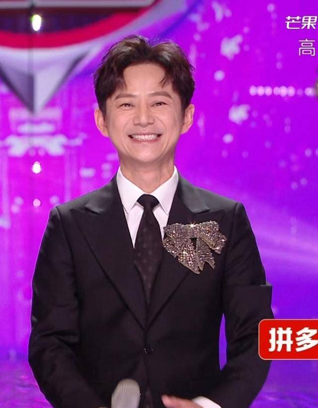 《湖南卫视2022-2023跨年晚会》中,何炅脱稿主持,哽咽到哭_工作_时候