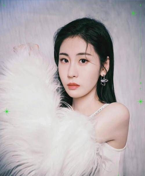 华晨宇和现女友约会张碧晨再次被推上风口浪尖,闺蜜:早产没代孕