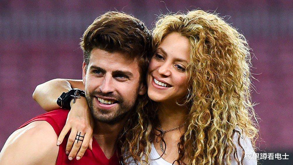 夏奇拉与帅哥冲浪,离开小10岁前男友心情大好,45岁素颜依旧能打