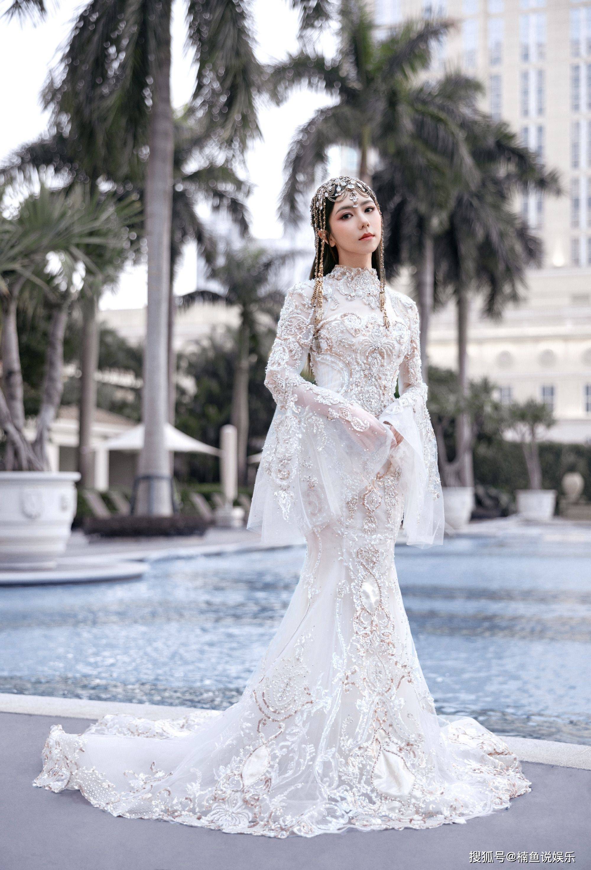 邓紫棋终于美艳一回,打扮成异域公主登台唱歌,一袭白裙好显身材_造型