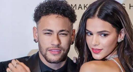 内马尔家庭关系太乱!与前家人共度佳节,布鲁娜拥抱情敌过年