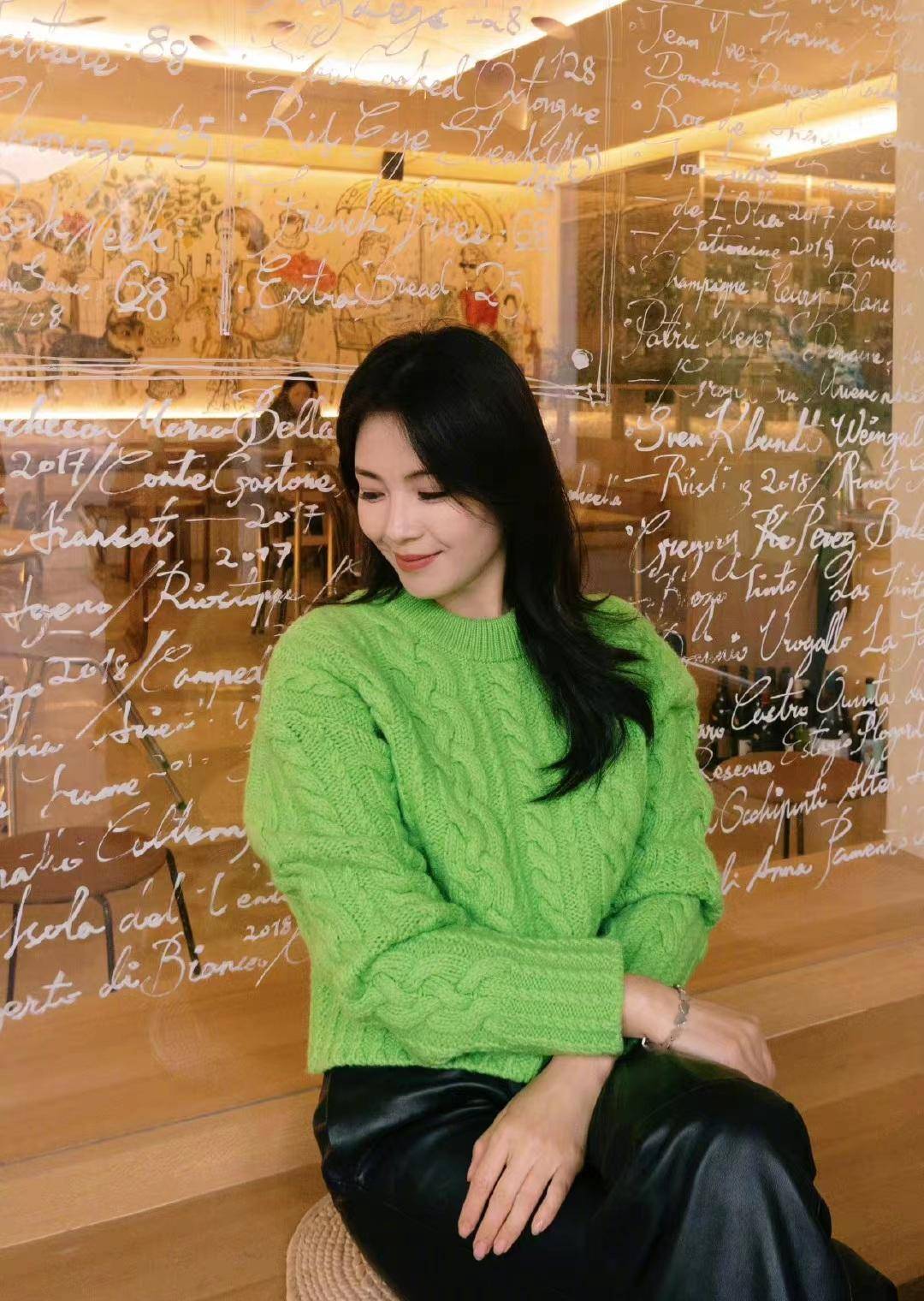 刘涛晒出2023年新年照,身穿绿色卫衣黑色pu裤,减龄大气又高级_时尚_版