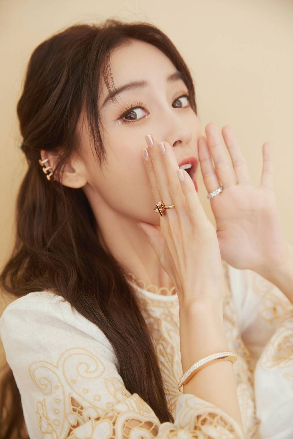 杨颖穿镂空花瓣裙露小蛮腰!肤白貌美大长腿性感撩人_微微_长发_染红