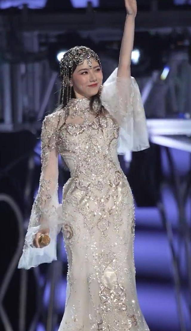 邓紫棋跨年晚会造型靓爆,穿异域公主风长裙嗓音嗨翻全场_网友_演唱会