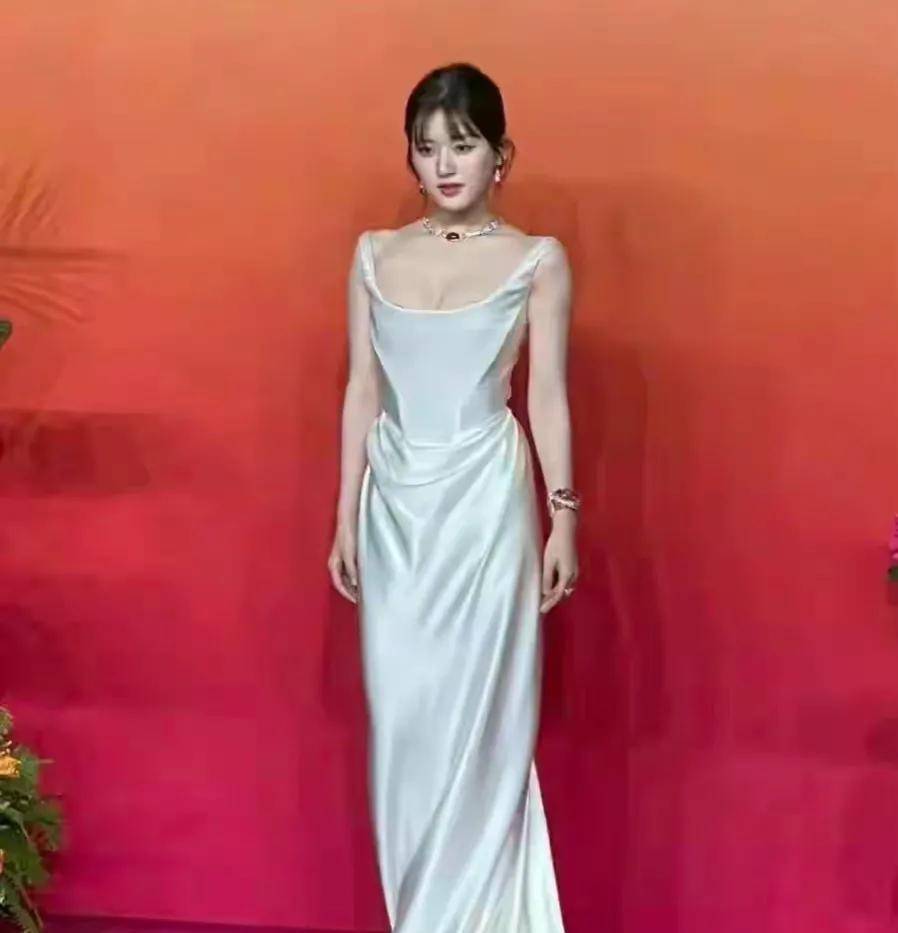 驼背,脖子前伸,缩肩膀,唯唯诺诺,这10位女星不驼背好看多了_仪态_奚