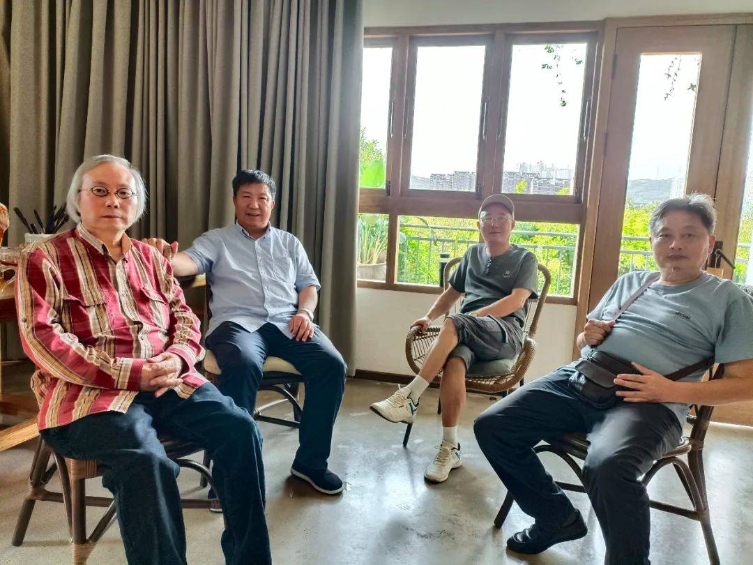 三峡古玩城二楼芳芳画框,从左至右:李泓锦 陈婧 周善元2022年8月5日