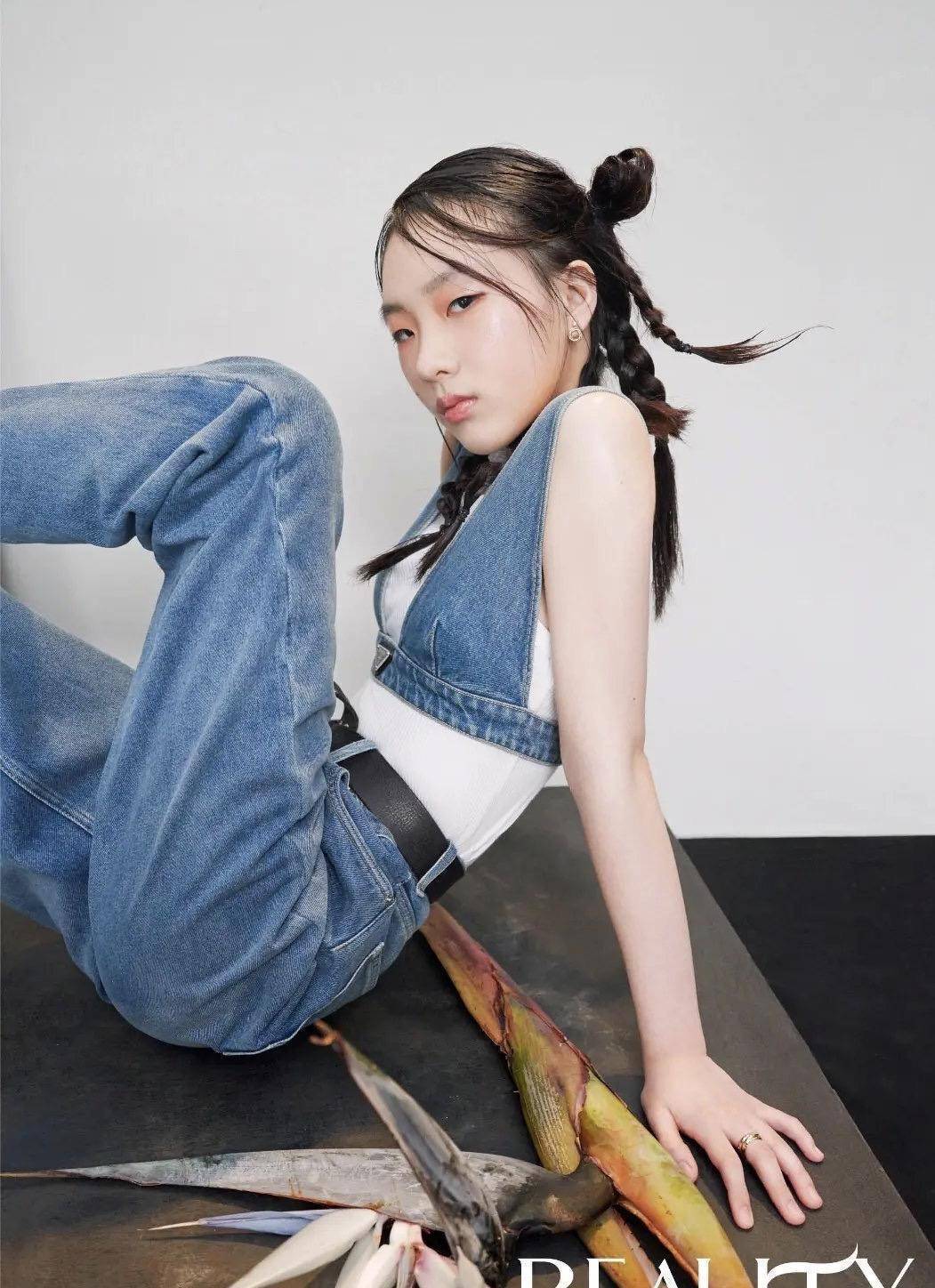 小s女儿杂志封面照,15岁许曦文大片腮红和夸张妆容,天生超模脸_牛仔裤