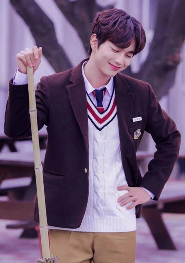 俞承豪虽为新剧增重,但穿一身警服帅气依旧,弟弟颜值真抗打啊_衬衣