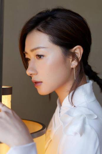 35岁的万茜被封雪藏多年,如今凭实力走红,众多男星都争相合作