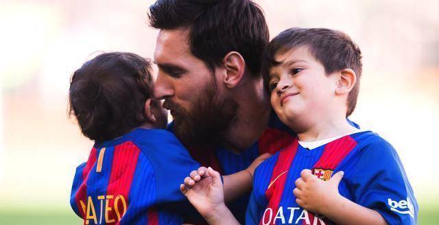 兄弟两人红蓝搭配巴萨风,马蒂奥笑起来真像梅西_蒂亚戈_成长_镜头