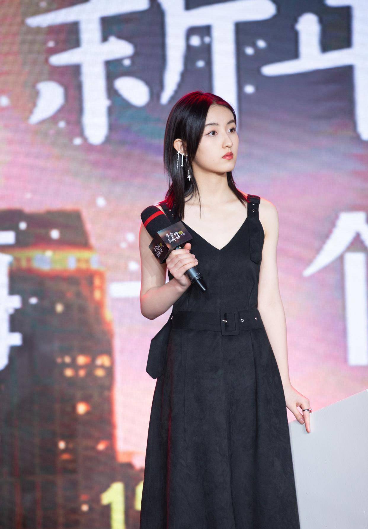 再加上可爱的公主编发不得不说今日份的少女心直接被张子枫承包了