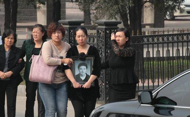 这一切却都被一场突如其来的车祸打破,2013年,新婚才两个年头的王克楠