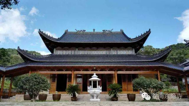 东隐禅寺,幽然隐于浙江省苍南县玉苍山东麓,青山环绕,绿水长流,是十分