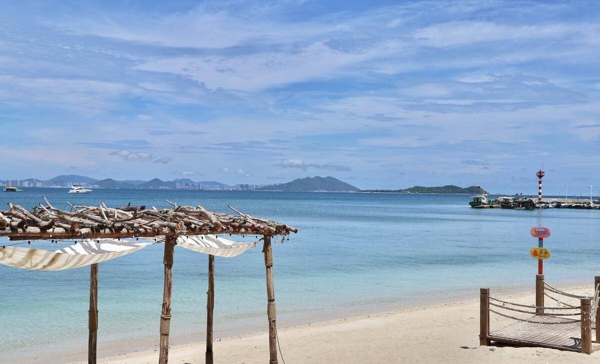 有8名英姿飒爽的女民兵,她们不穿制服,而是身着红肚兜,头戴大斗笠,扛