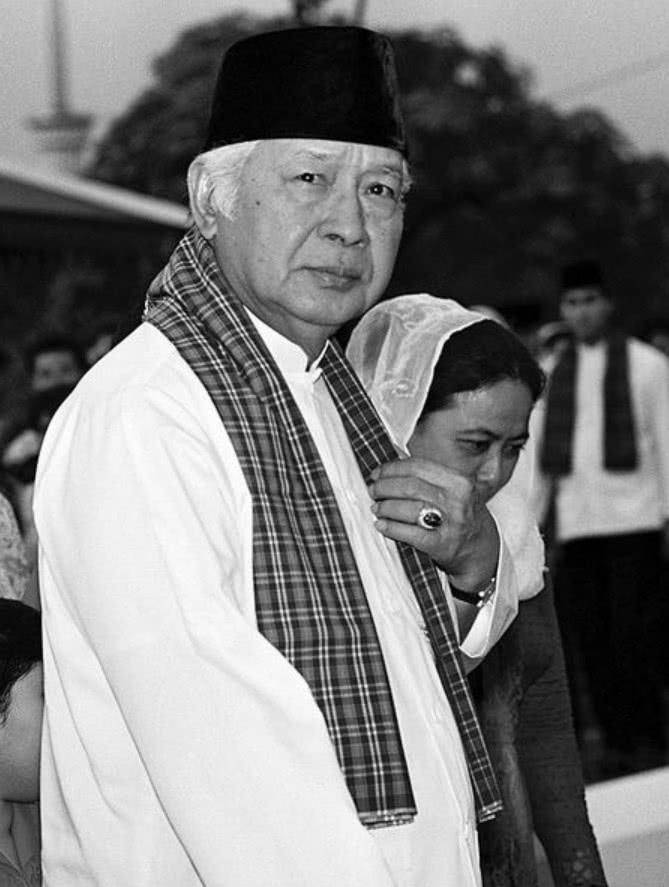 杀害50万华人,侵吞350亿美元,印尼总统苏哈托为何能活到86岁?