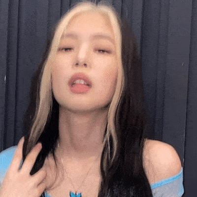 jennie染发晒自拍,看到她的头发色调,一般人驾驭不了_造型_组合_时候