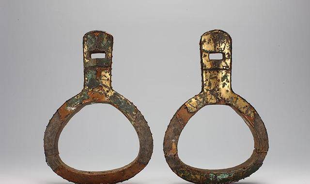 “骑兵”马镫就是两个铁环，而汉代冶铁已经非常发达，为什么造不出马镫？