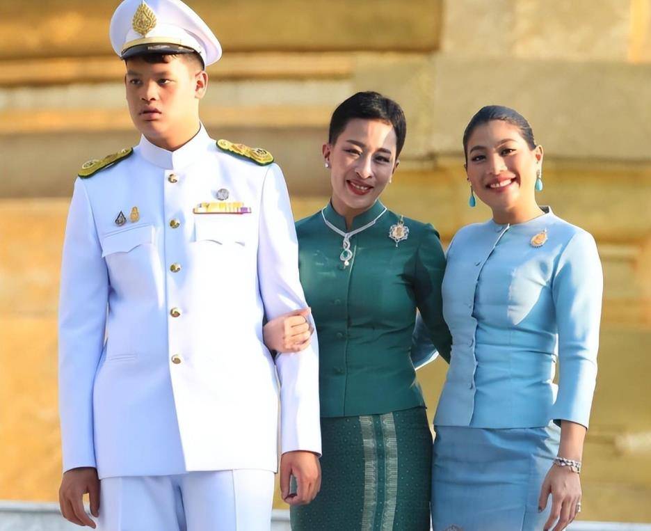 提帮功心系帕公主,一身蓝绿配去看姐姐超惹眼_小王子_王室_大姐