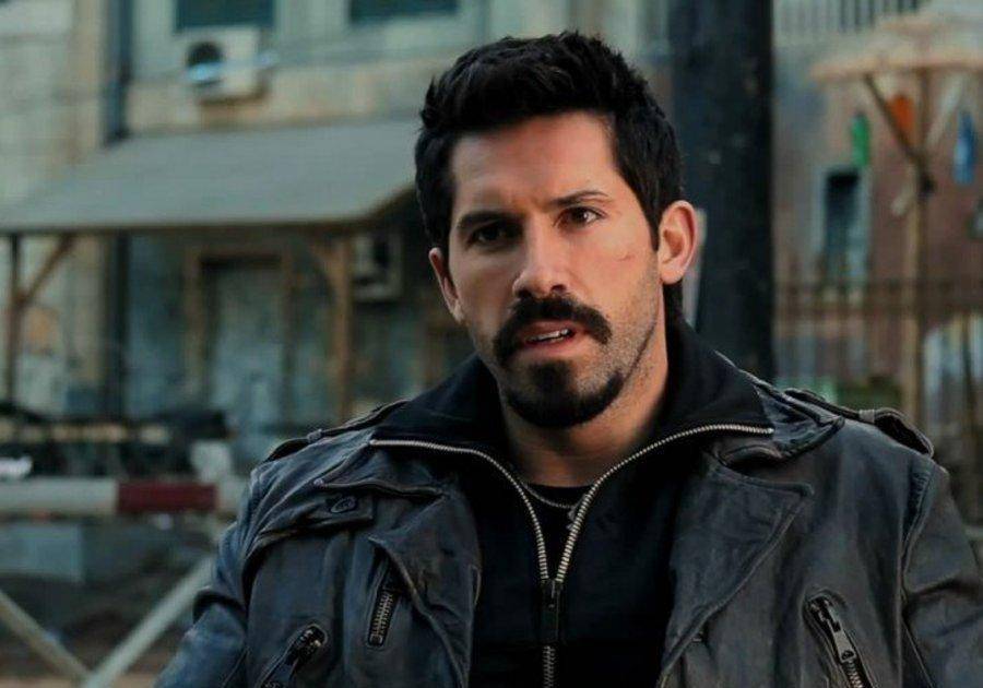 如今的斯科特已经40多岁了,但私下里都会像电影里的博伊卡那样每天