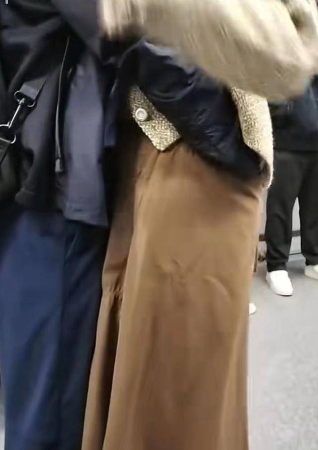 地铁内不文明行为_上海地铁情侣搂抱摸裙_地铁情侣不雅行为