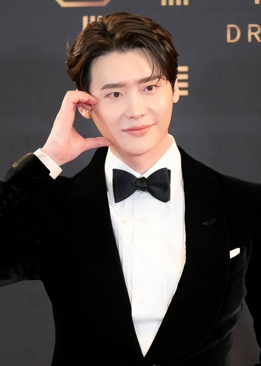 李钟硕的写真没有p就直接公开了_西装_表情_管理