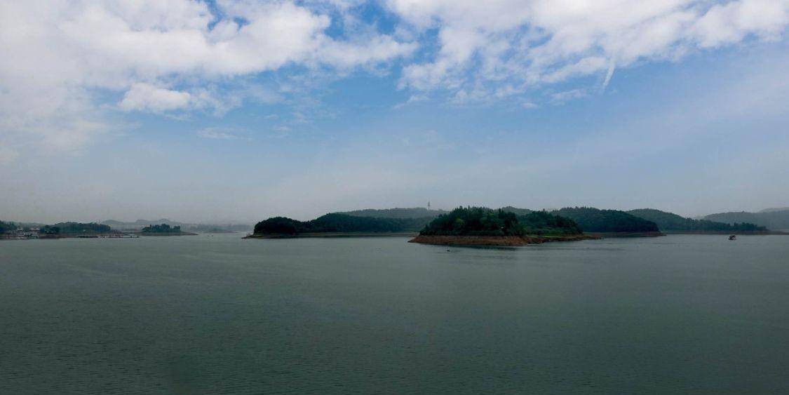 交通是非常便利的,整个度假区是依托武都引水工程的骨干工程沉抗水库