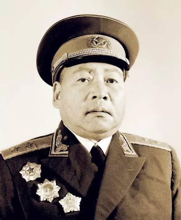 腾海清在解放时期担任过军长,被评为中将,在1961年被调任北京军区副