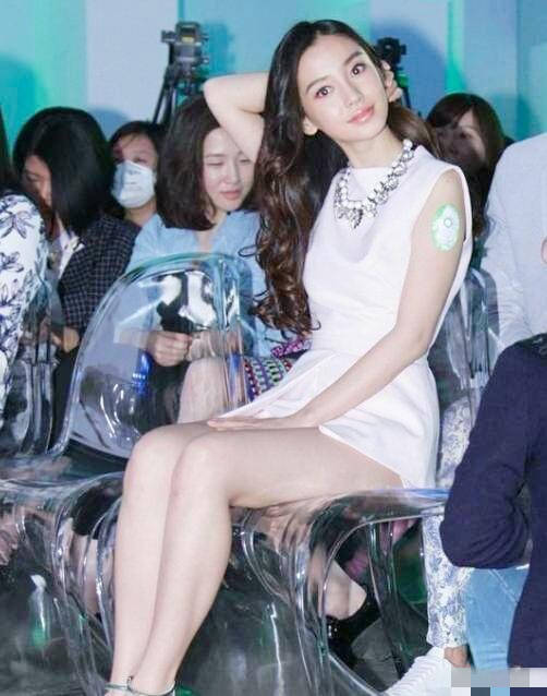 旗袍确实很好看,但是一不小心就会遇到小尴尬,以前的时候angelababy也