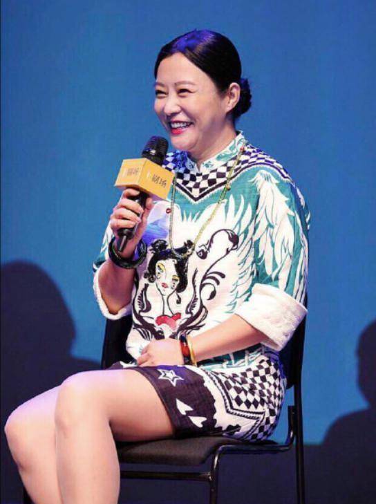 郝蕾中年发福收不住,穿印花连衣裙亮相,这体重怕是有130斤_角色_时候