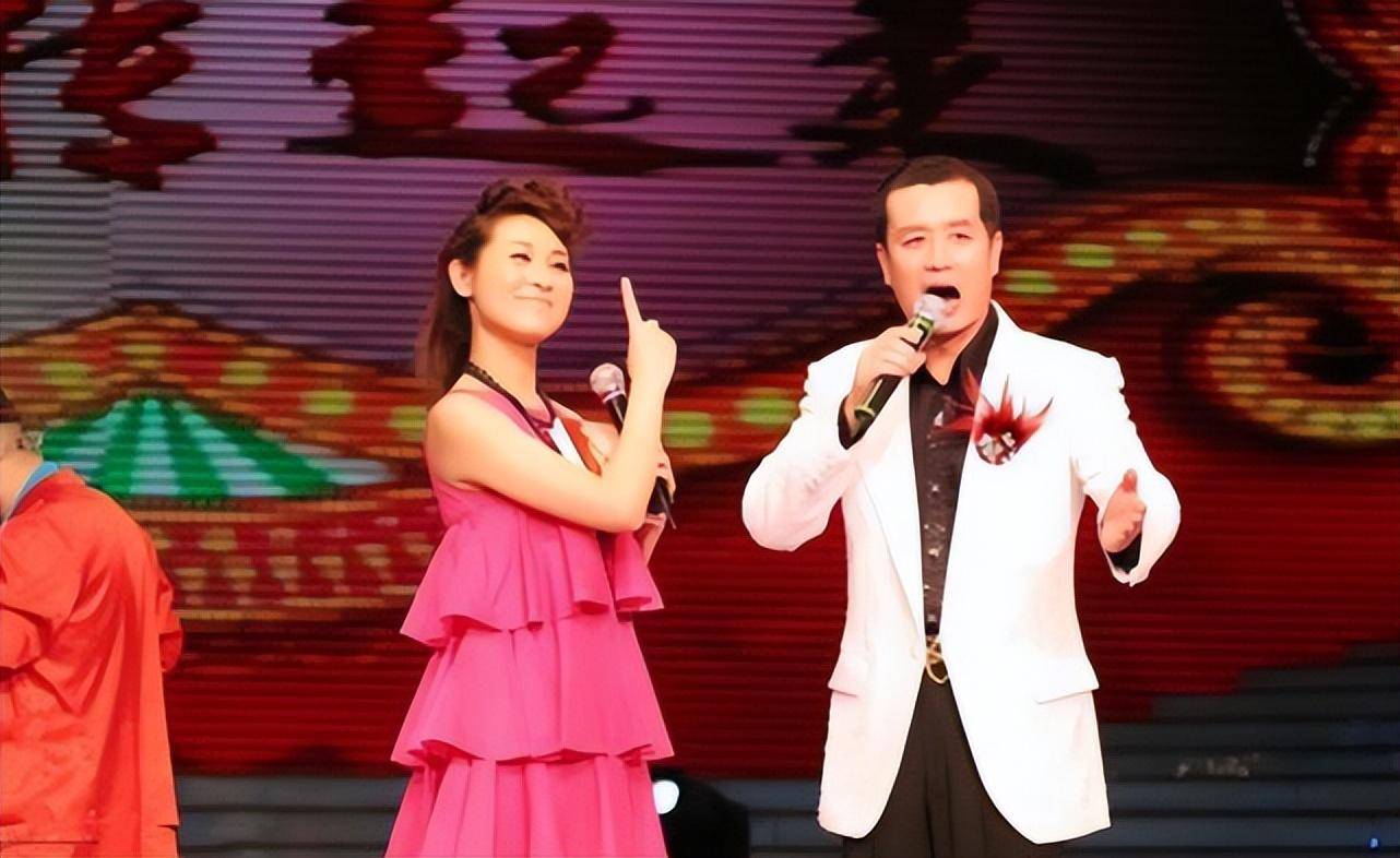 42岁主持人傅大勇脑癌去世,化疗期间仍喜欢喝酒,与妻子合影曝光_网友