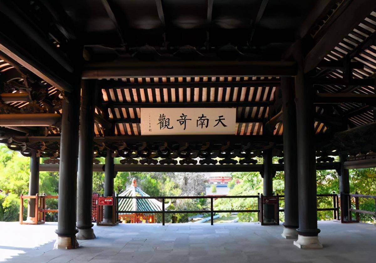 走进真武阁(摄影:冯赣勇)悬空房柱(摄影:冯赣勇)真武阁二层以上比底层