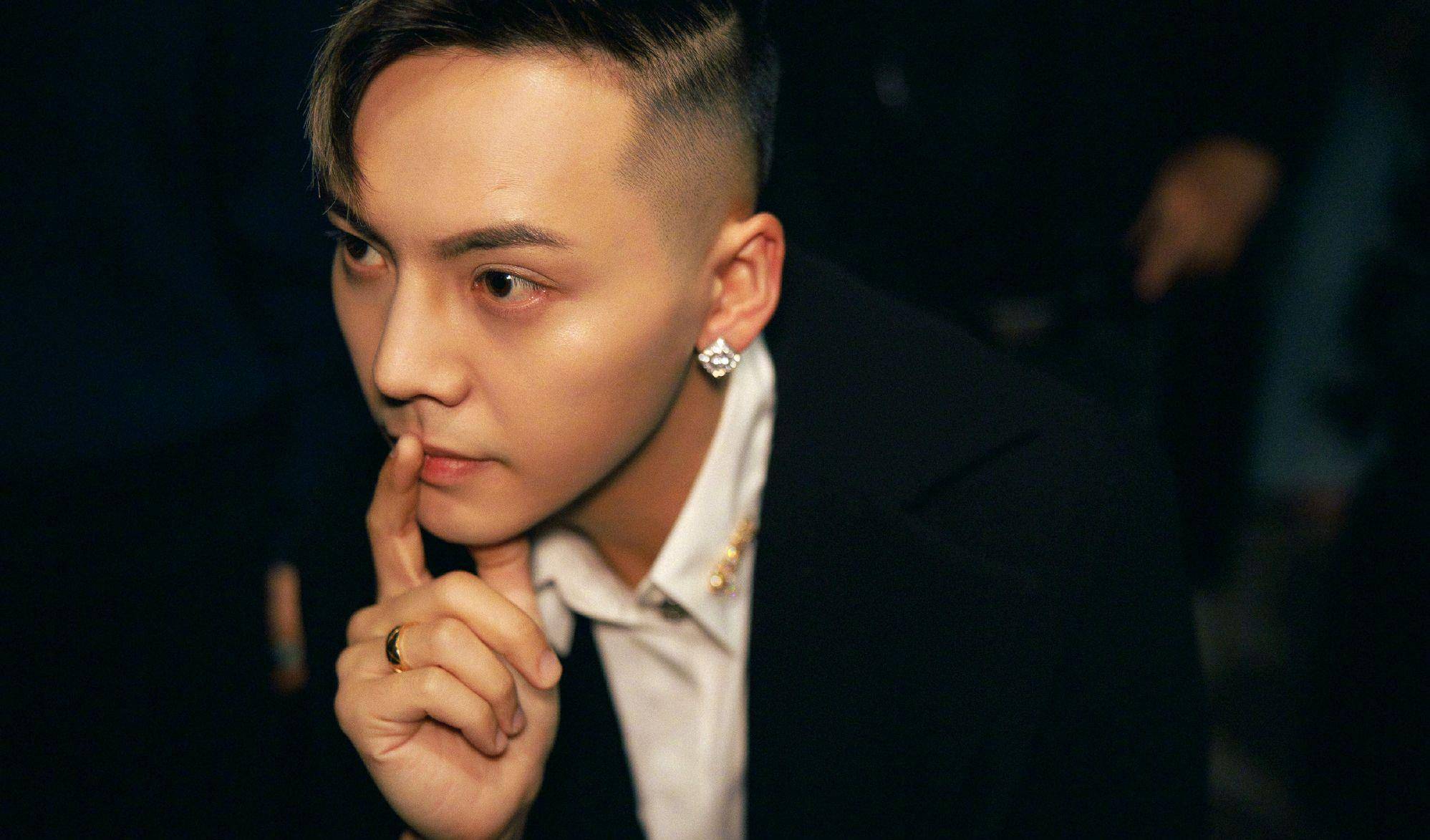 陈伟霆拍粉丝照片,粉丝男友吃醋要求其删除,你接受伴侣追星吗?