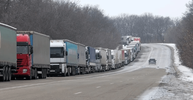 去年4月开始,欧盟全面禁止俄罗斯以及白俄罗斯的牌照的卡车入境,而哈