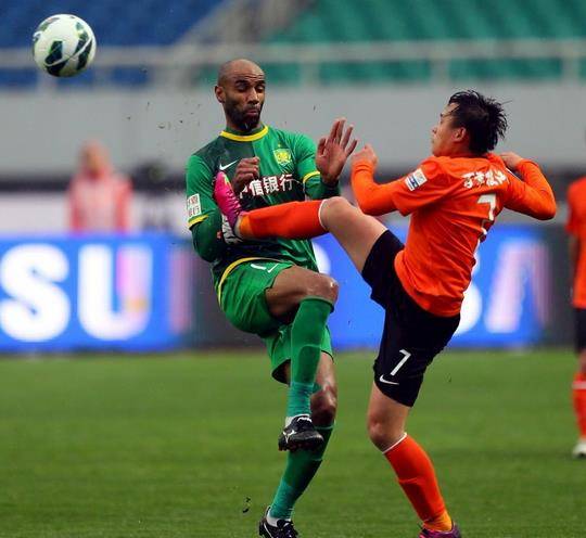 震动中国足坛,在与新疆队的中甲比赛中,新疆队阿卜杜力艾则孜前场带球