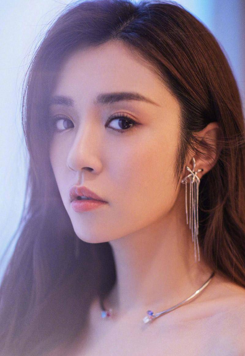 王晓晨身材高挑,一点也不比柳岩差,演技也获得大众的认可!