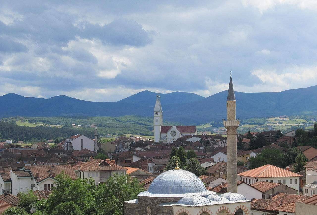 人口中阿尔巴尼亚族占90%左右,其余是塞尔维亚族,黑山族和马其顿族