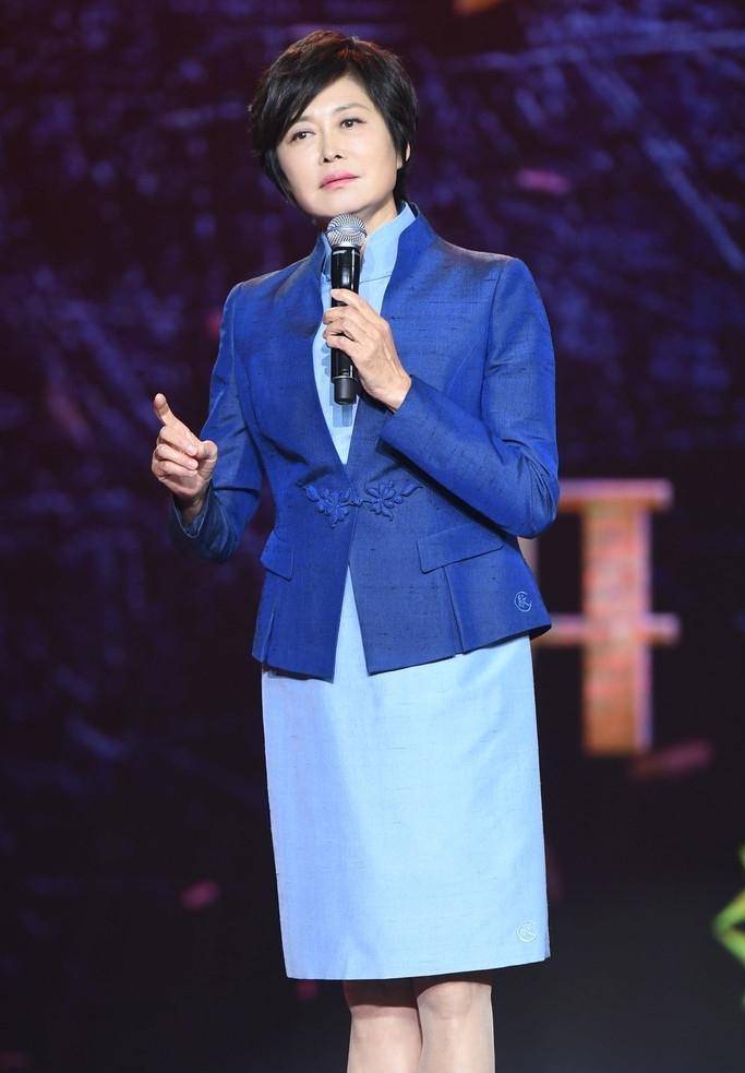 倪萍眼睛哭肿,敬一丹短发长裙难掩悲痛,金龟子最时髦_旗袍