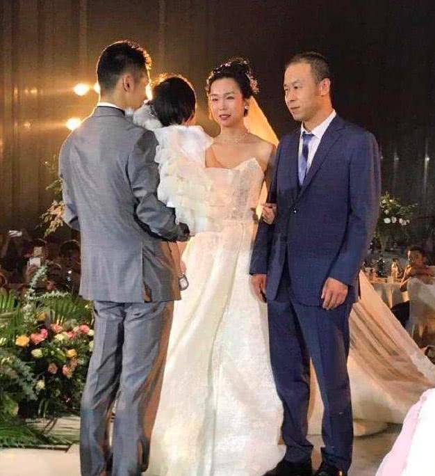 体操奥运冠军张成龙现状:与女友大婚热情拥吻,1岁半女儿抢镜!