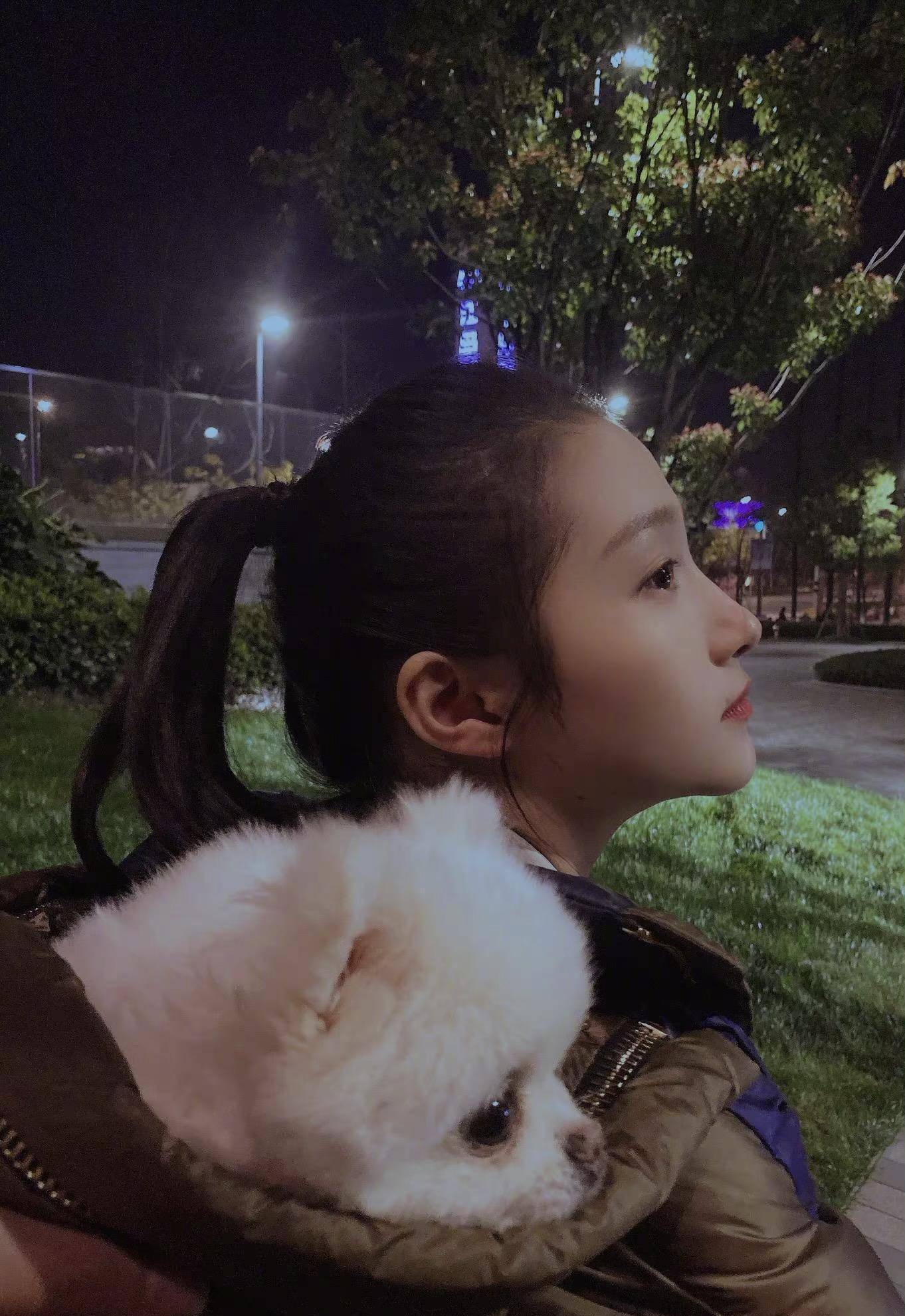 关晓彤把爱犬放帽子里,晒男友视角照片,高马尾仍如学生_鹿晗_宠物