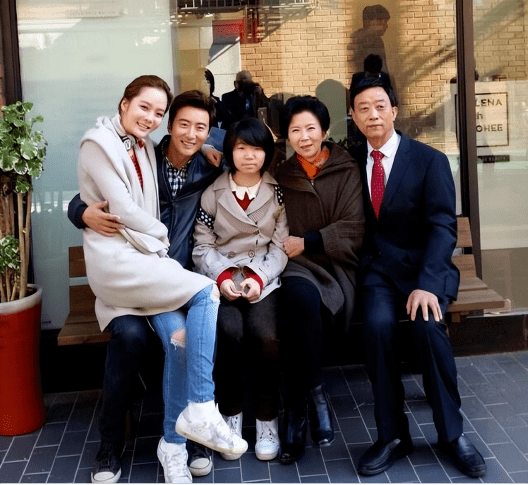 短短半个月,已经有5位明星的父母去世,何炅最令人心酸_母亲_葛优_樊登