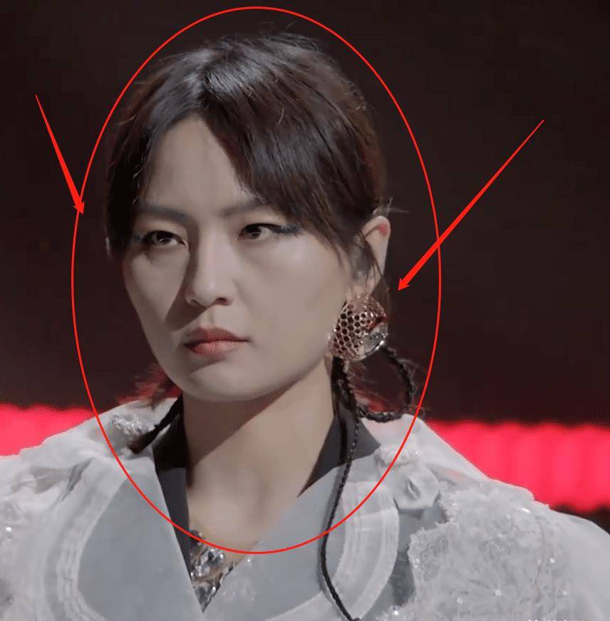 周笔畅《浪姐2》舞台唱跳,眼神杀简直了,看到皮肤状态确定35岁?