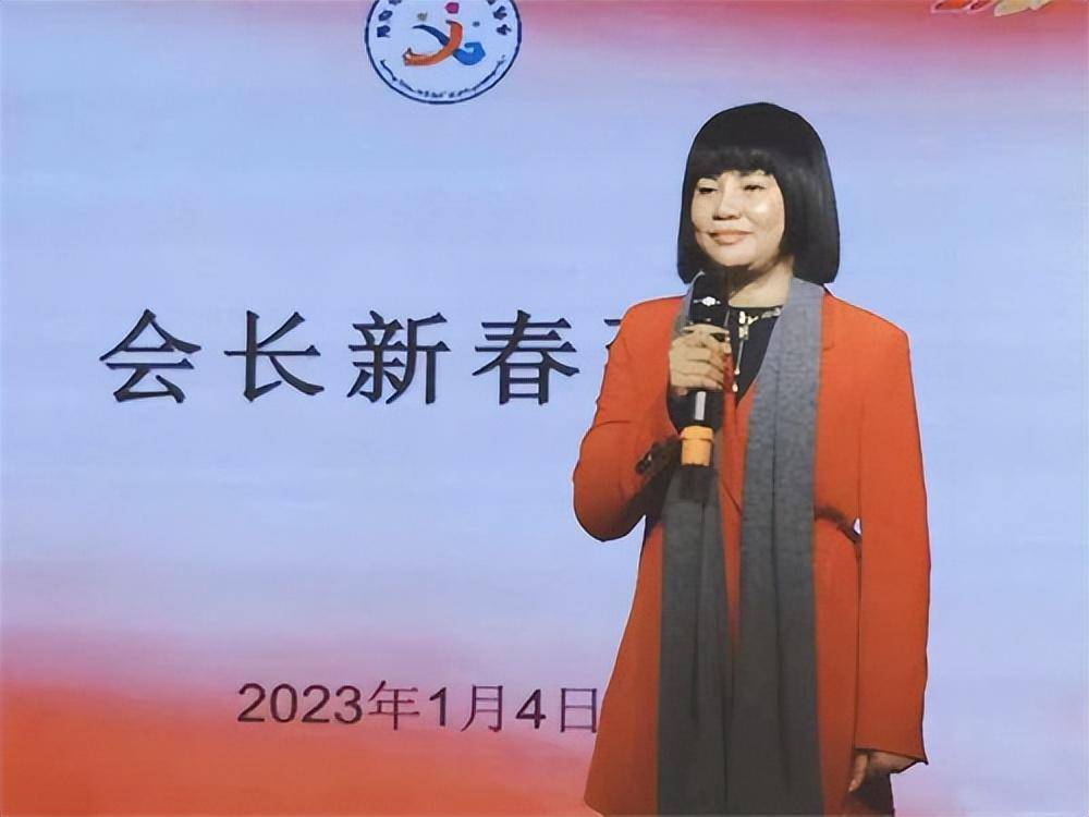 菁英艺术团和乡村梦想歌友团签约,为吴魏芳和李露丝两位团长颁发聘书