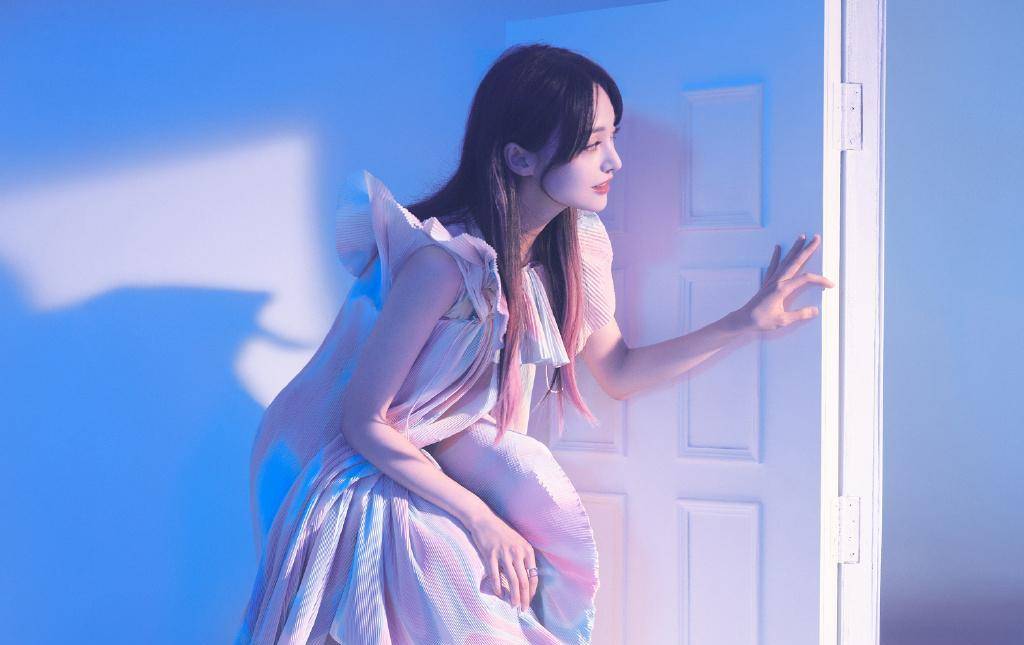 郑爽简直不像29岁的人,穿粉色百褶裙配长直发,精致得像洋娃娃_造型_穿