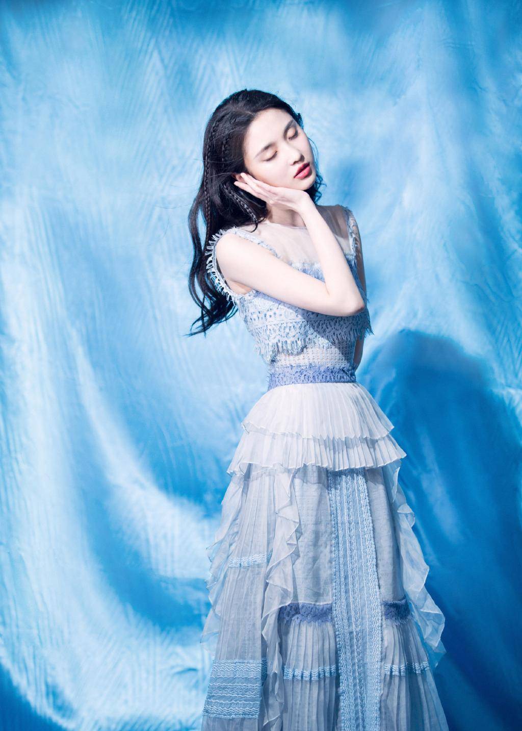 张慧雯好美,素颜都敢直面镜头,配绿色开衫活力抢眼_造型_少女_气质