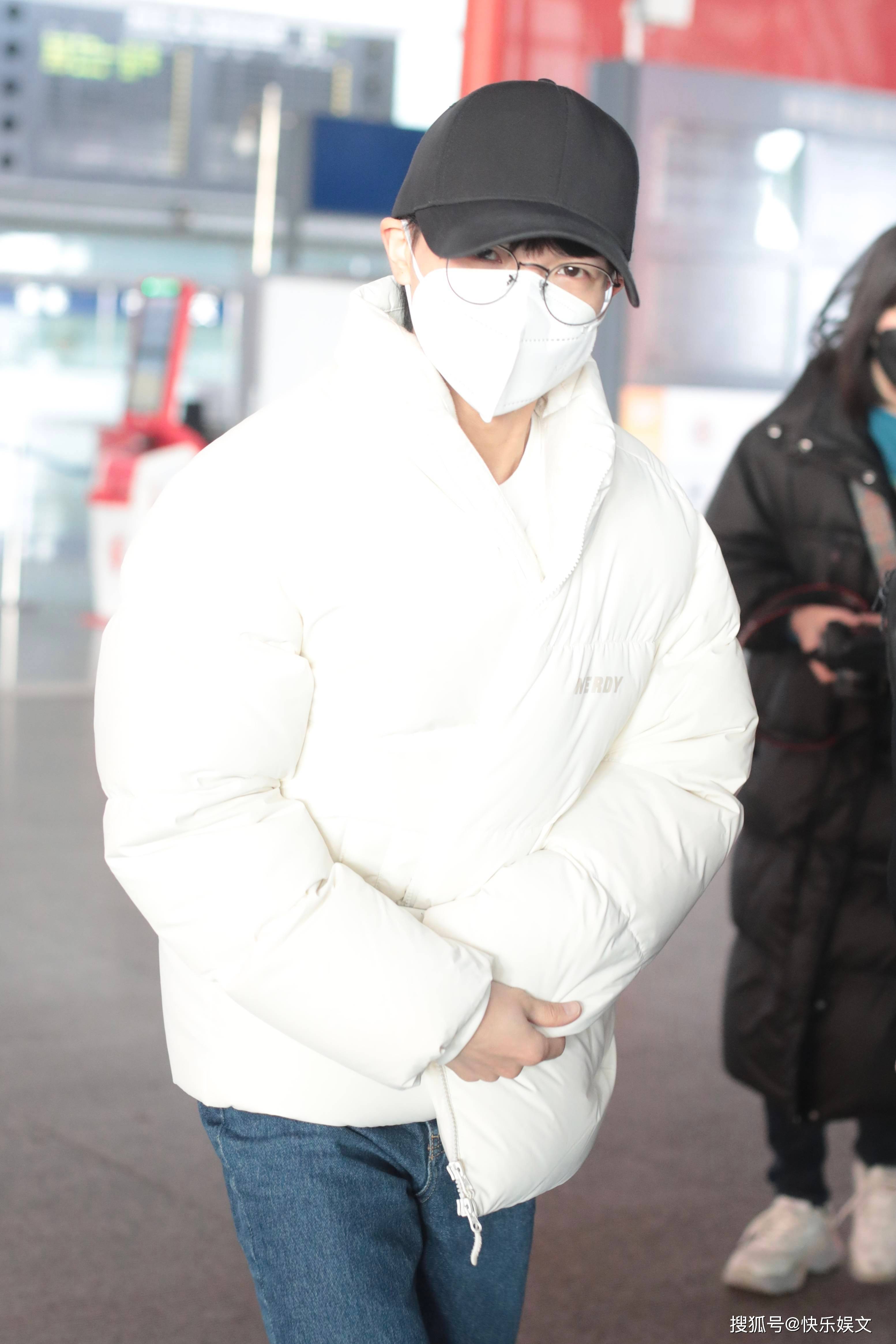 30岁周深裹棉袄现身机场!