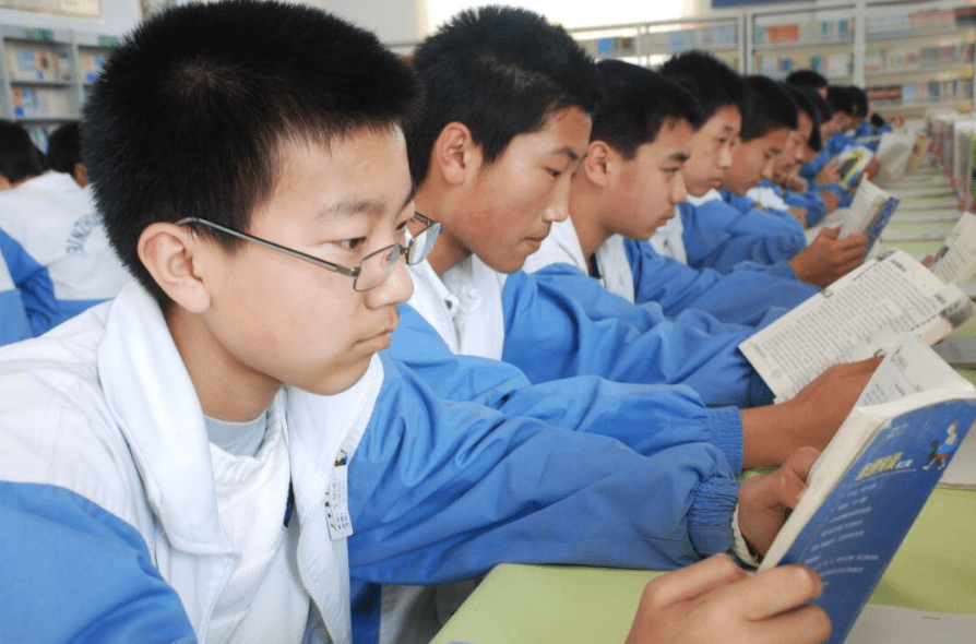 两名初中生放学不回家,留在厕所被老师发现,得知真相后老师泪目_同学