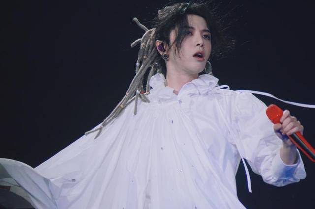 华晨宇社交平台发布新自拍,锁骨纹了新的花花纹身,粉丝强烈追捧_评论