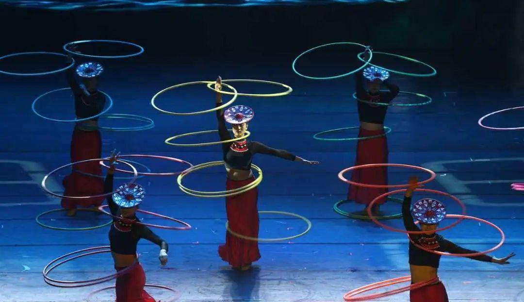 华侨城团圆季丨《sum巅峰大型杂技秀》昆明站跨年之夜震撼首演_演出